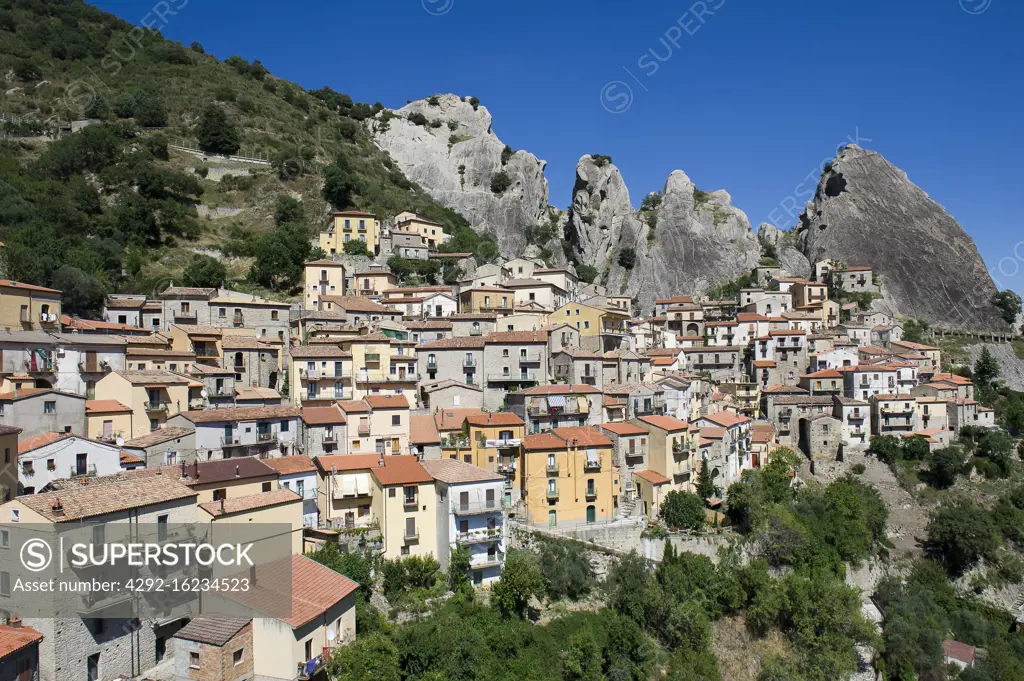 Europe, Italy, Basilicata, Potenza, Castelmezzano, Panoramic view of famous Lucan Dolomites with beautiful mountain village of Castelmezzano