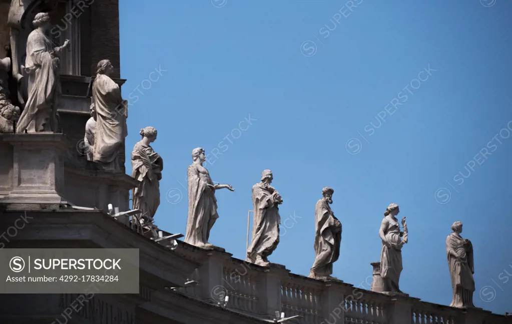 Colonnade in St Peter´s Square in the Vatican Above the 284 in 71 rows of four columns arranged there are 140 statues of saints