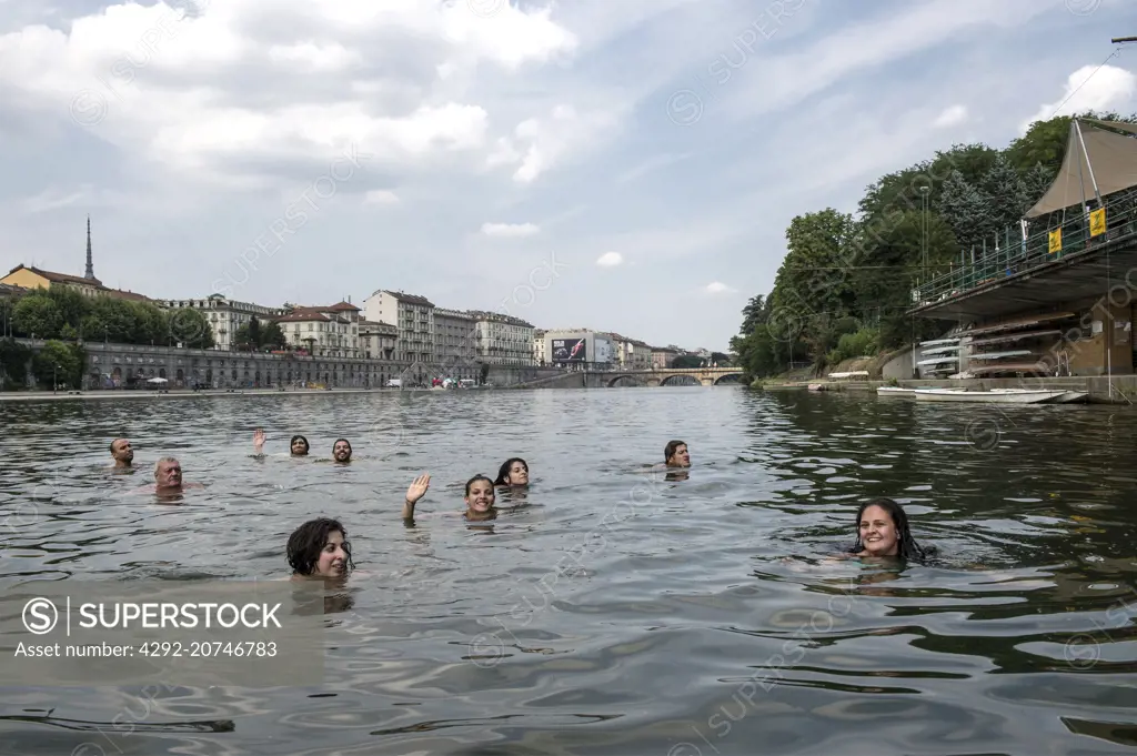 Italy, Piedmont, Turin, swimming in Po river