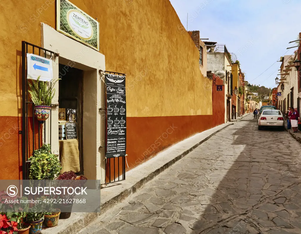 America, Mexico, Guanajuato, San Miguel de Allende city,   Cobblestone street,