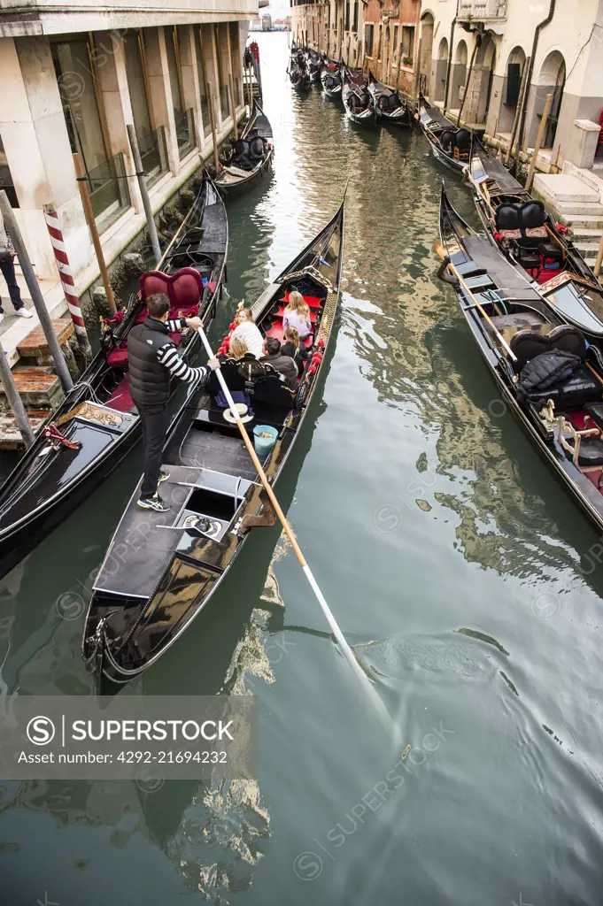 ITALY, VENETO, VENICE, GONDOLA