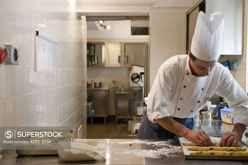 Italy, Tuscany, Castelnuovo Berardenga,chef Luca Pescarelli, at work in the kitchen of Poggio Rosso restaurant