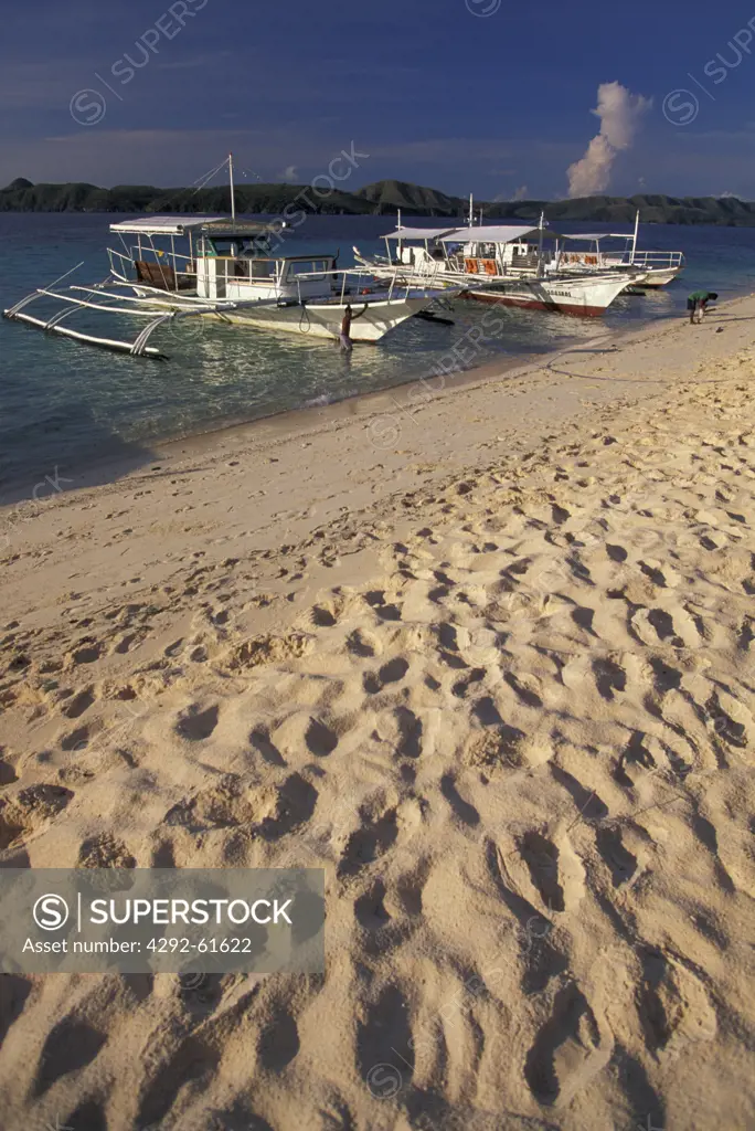 Beach in Philippines with traditional banka boats