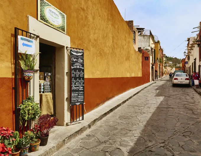 America, Mexico, Guanajuato, San Miguel de Allende city,   Cobblestone street,