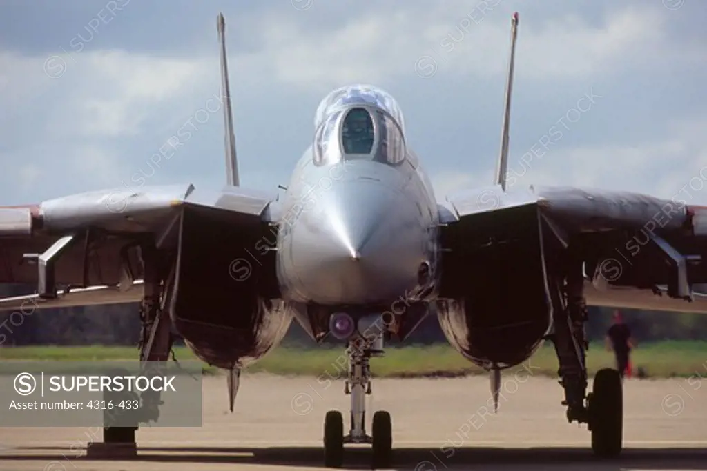 Head-On View of an F-14 Tomcat