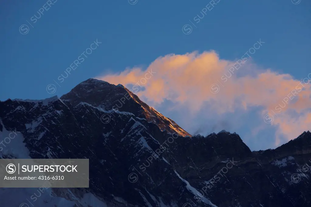 Nepal, Himalaya, Solukhumbu District, Khumbu, Mount Everest in shadow