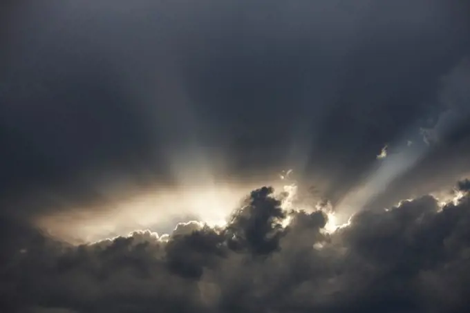 Crepuscular rays, dense clouds