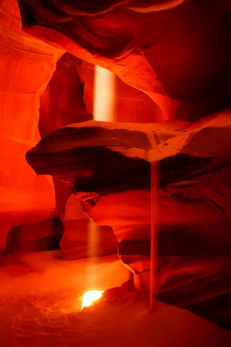 USA, Arizona, Antelope Canyon, Upper Antelope Canyon, Sand fall and light beam