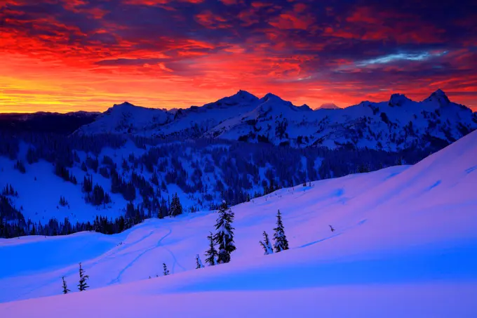 USA, Washington, Mt Rainier National Park, Winter sunrise over Tatoosh Range