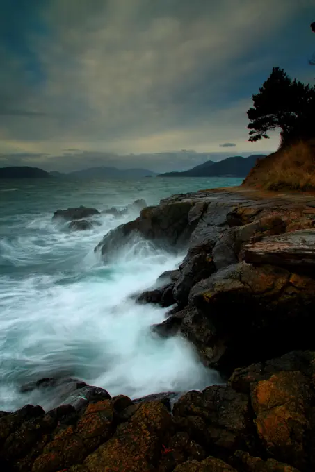 USA, Washington, Waves crashing on tip of Anacortes Island in Washington Park in San Juan Islands