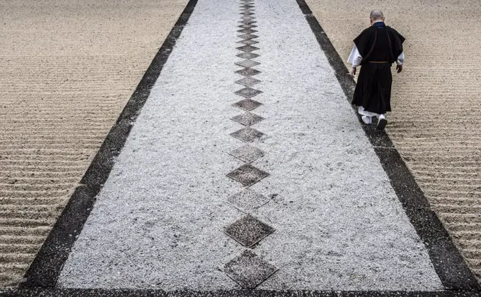 Manpuku  ji Temple was established by Chinese Zen priests and remains a Zen temple.