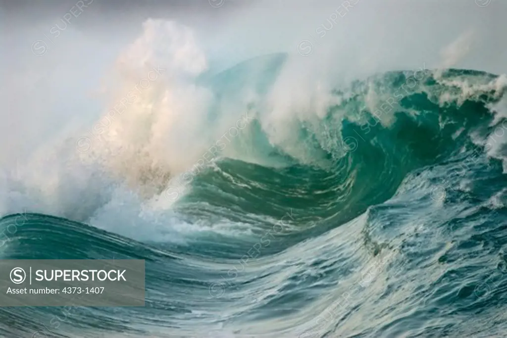 Huge Waves Crashing