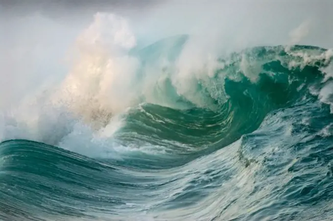 Huge Waves Crashing