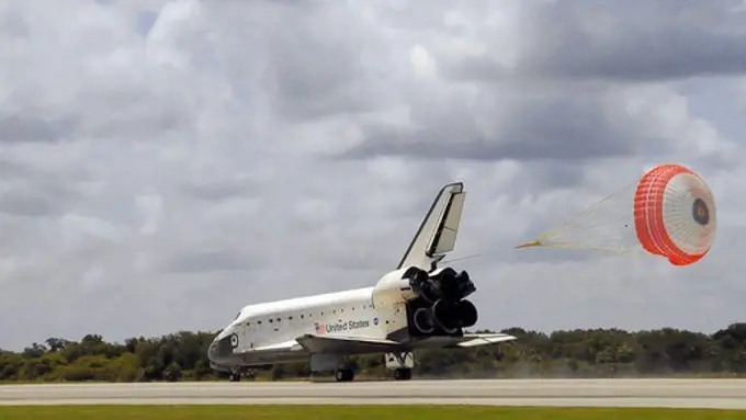 Endeavour Touches Down at Kennedy Space Center