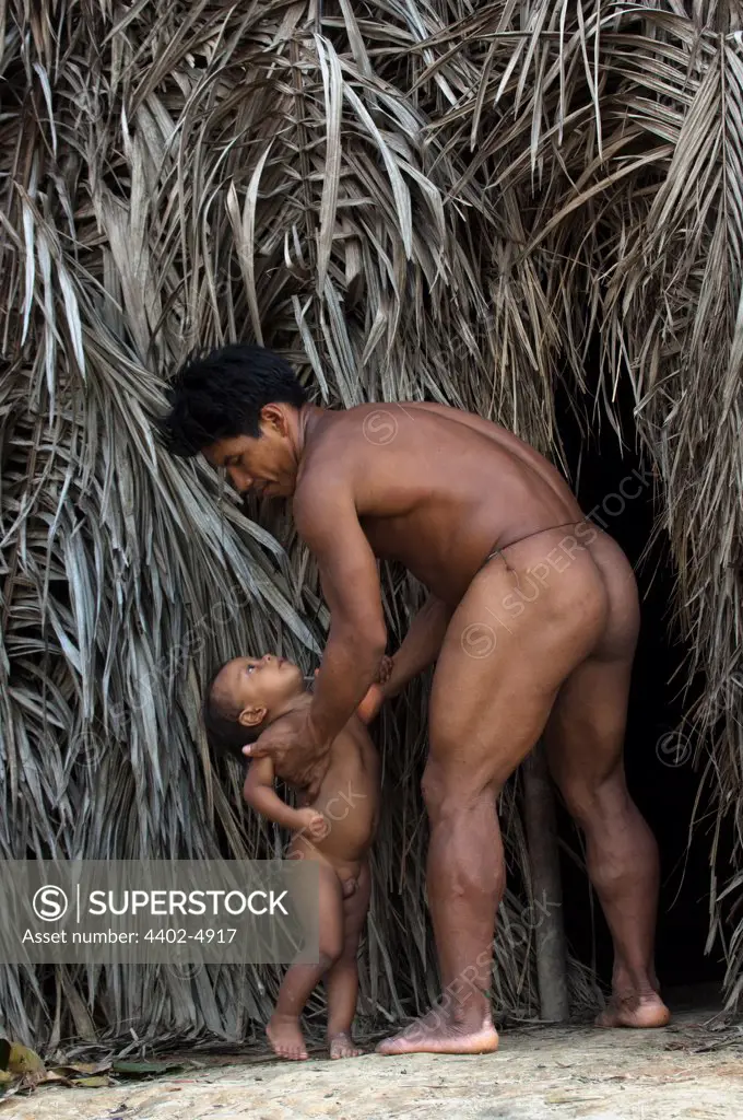 Huaorani Indian, Boya Apika and his child. Bameno Community, Yasuni  National Park, Amazon rainforest, Ecuador, South America. - SuperStock