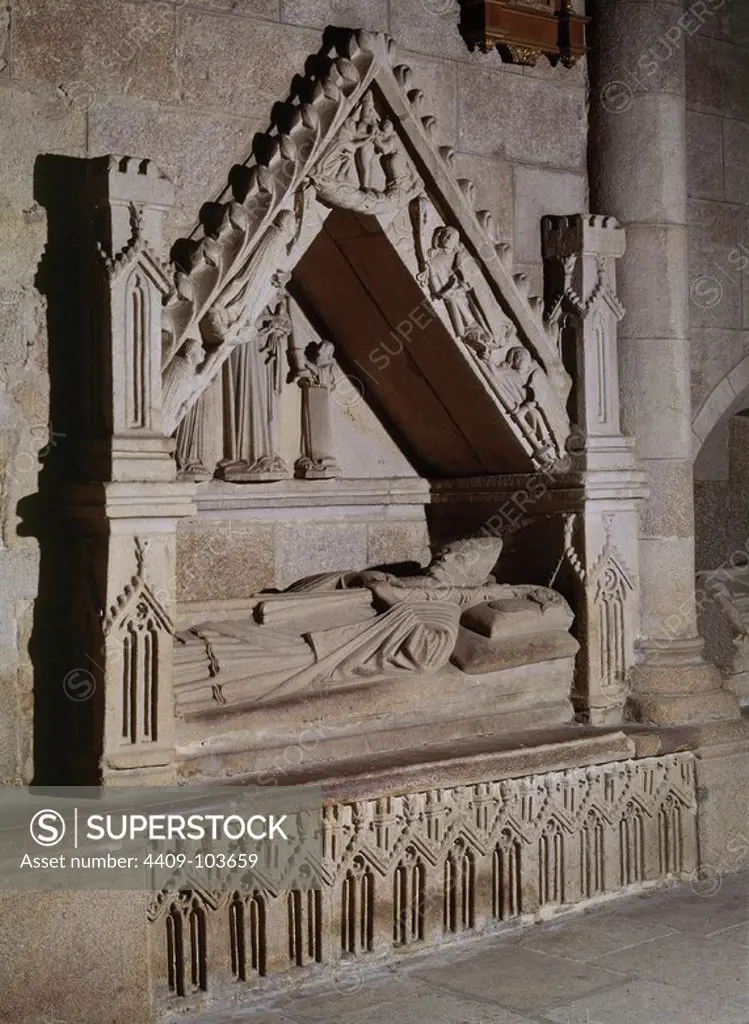 SEPULCRO DEL OBISPO DON LORENZO CANONISTA Y PROFESOR DE LA UNIVERSIDAD DE BOLONIA (-1248) - ESTATUA YACENTE (XIII) LUCILLO SEPULCRAL (XV). Location: CATEDRAL. Orense. SPAIN.