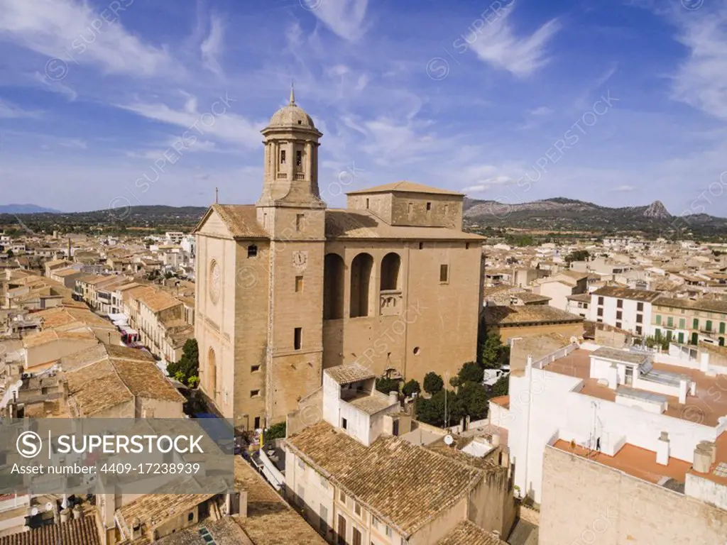 vista aerea del pueblo de Llucmajor y la iglesia parroquial de Sant Miquel, Llucmajor, Mallorca, balearic islands, spain, europe.