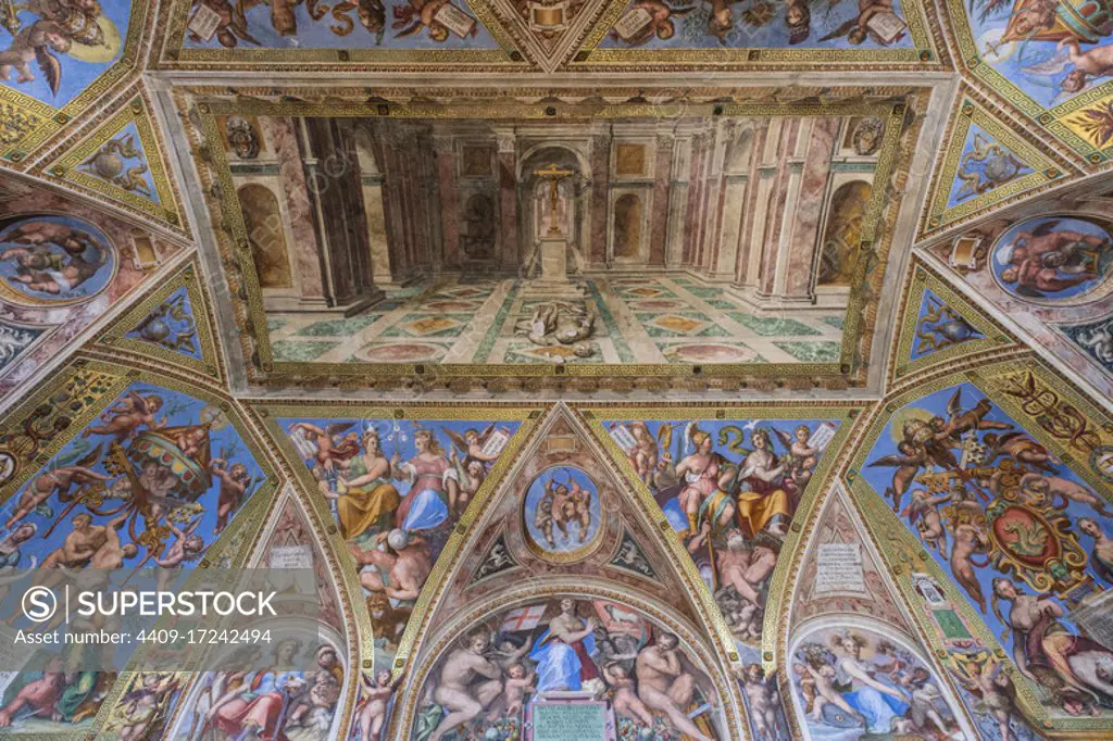 Constantine's Room (1517-1525), Vault, decorated by Tommaso Laureti, concluding in late 1585, allegory of the Triumph of the Christian religion, Musei Vaticani, State of the Vatican City, Roma, Lazio, Italia.