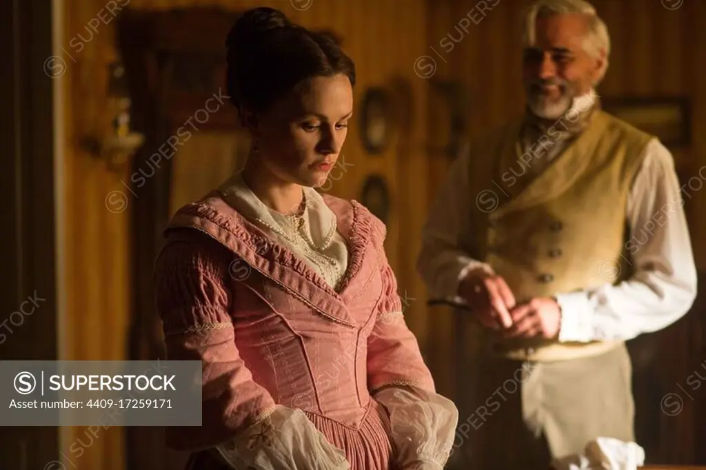 ANNA PAQUIN and PAUL GROSS in ALIAS GRACE (2017).