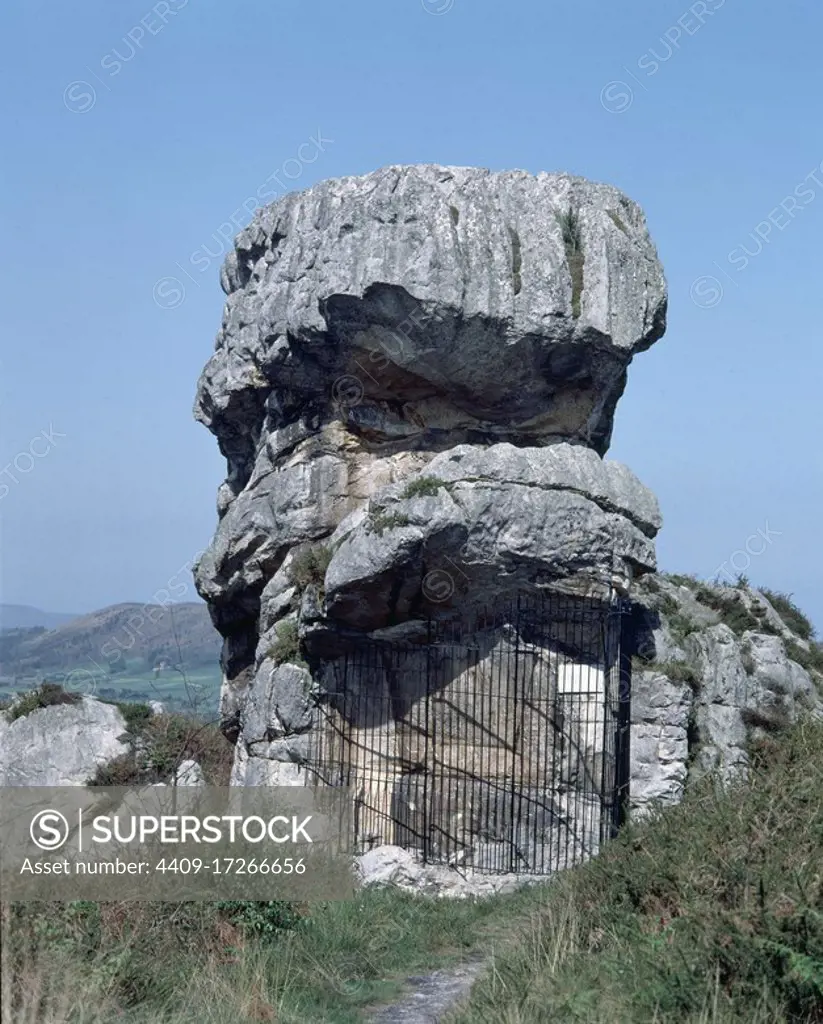 IDOLO DE PEÑA TU - CRESTON DE ARENISCA CON GRABADOS PREHISTORICOS SITUADO EN PUERTAS DE VIDIAGO EN LLANES (ASTURIAS) - III MILENIO AC. Location: IDOLO DE PEÑA TU. Llanes. SPAIN.