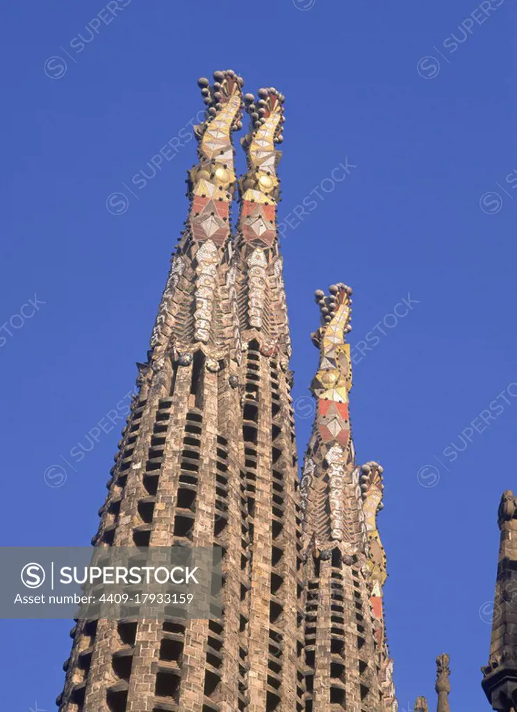 TORRES-SAGRADA FAMILIA - FOTO AÑOS 90. Author: ANTONI GAUDI (1852-1926). Location: SAGRADA FAMILIA. Barcelona. SPAIN.