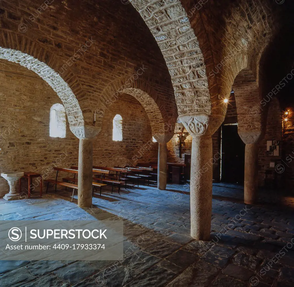 Interior de la iglesia de la Abadía de Sant Martí del Canigó, fundada en el siglo XI en la localidad de Casteil, Francia.