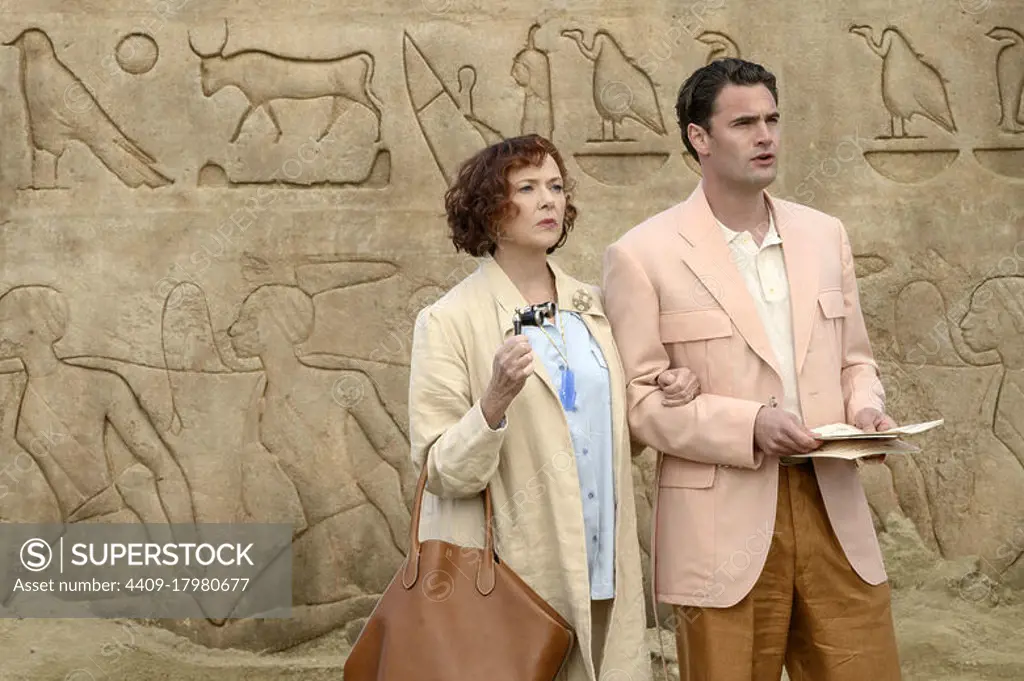 ANNETTE BENING and TOM BATEMAN in DEATH ON THE NILE (2021), directed by KENNETH BRANAGH.