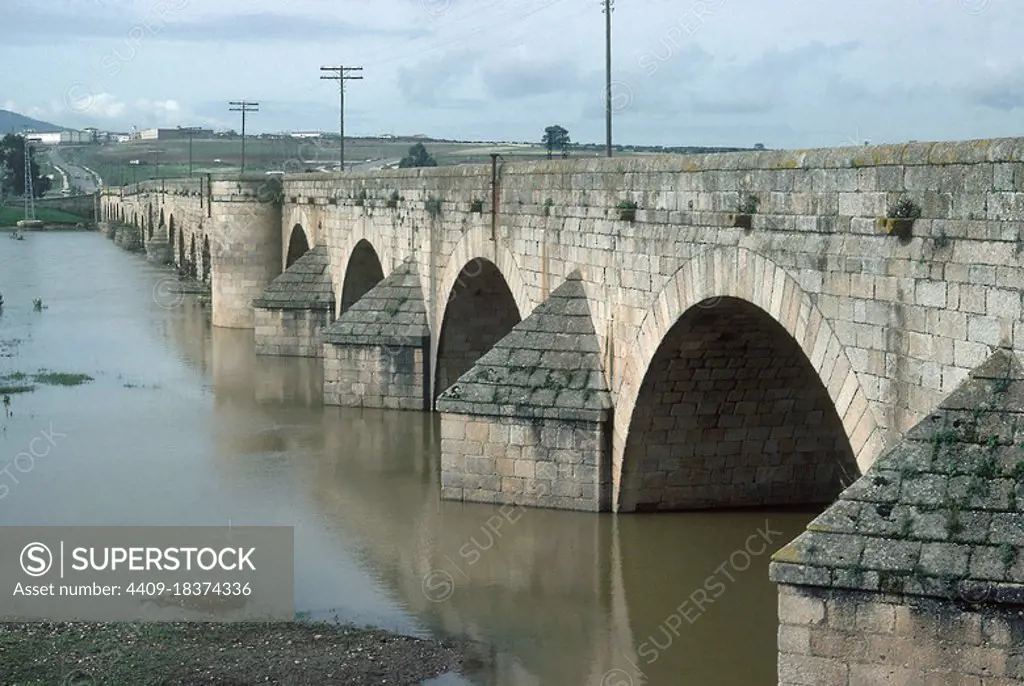 PUENTE ROMANO SOBRE EL GUADIANA - S I AC. Location: ROMAN BRIDGE. MERIDA. Badajoz. SPAIN.