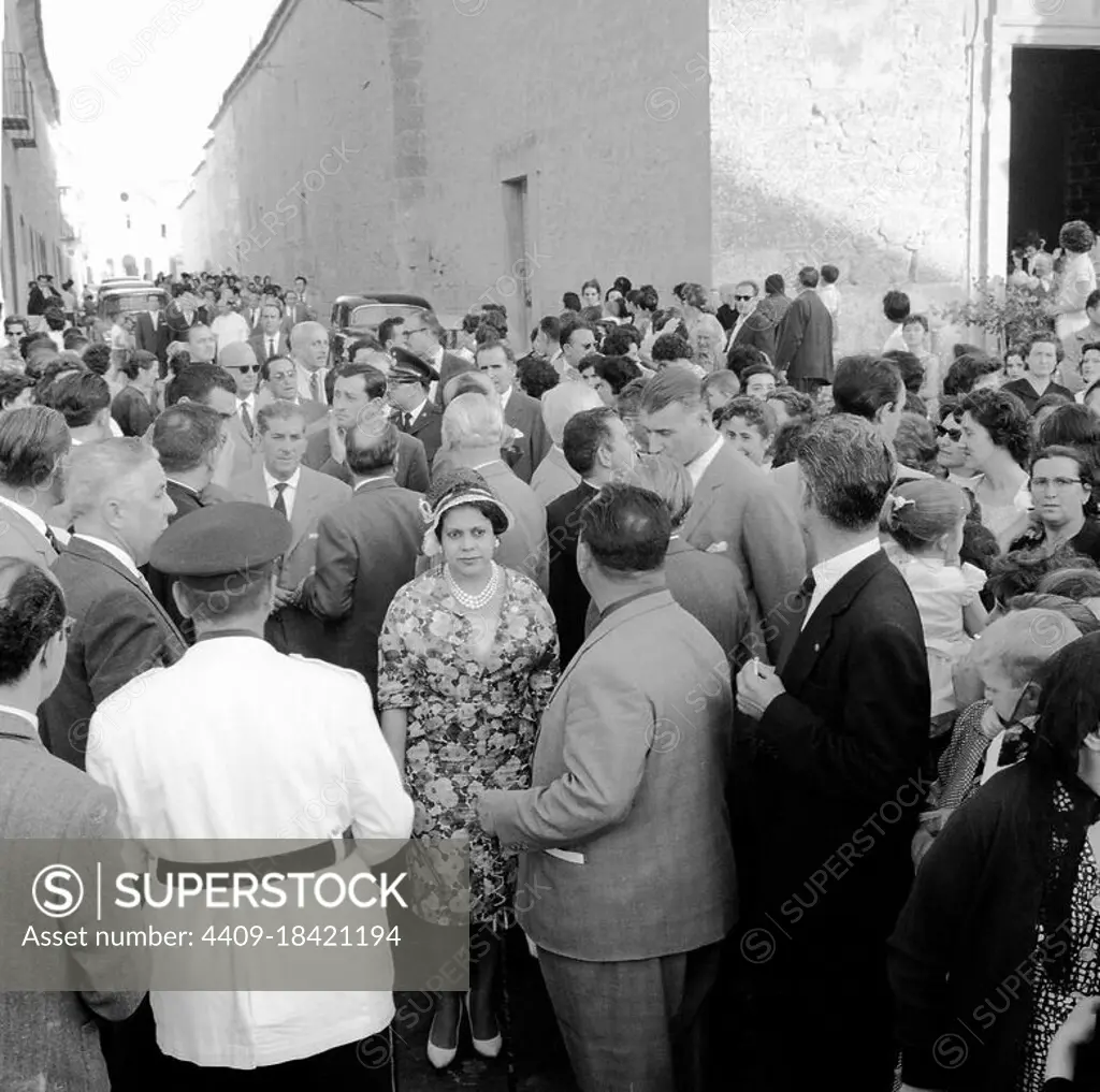 GENTE EL DIA DEL HOMENAJE A DON ALONSO DE ERCILLA Y ZUÑIGA - FOTOGRAFIA EN BLANCO Y NEGRO - AÑOS 60 -. Location: EXTERIOR. Ocaña. Toledo. SPAIN.