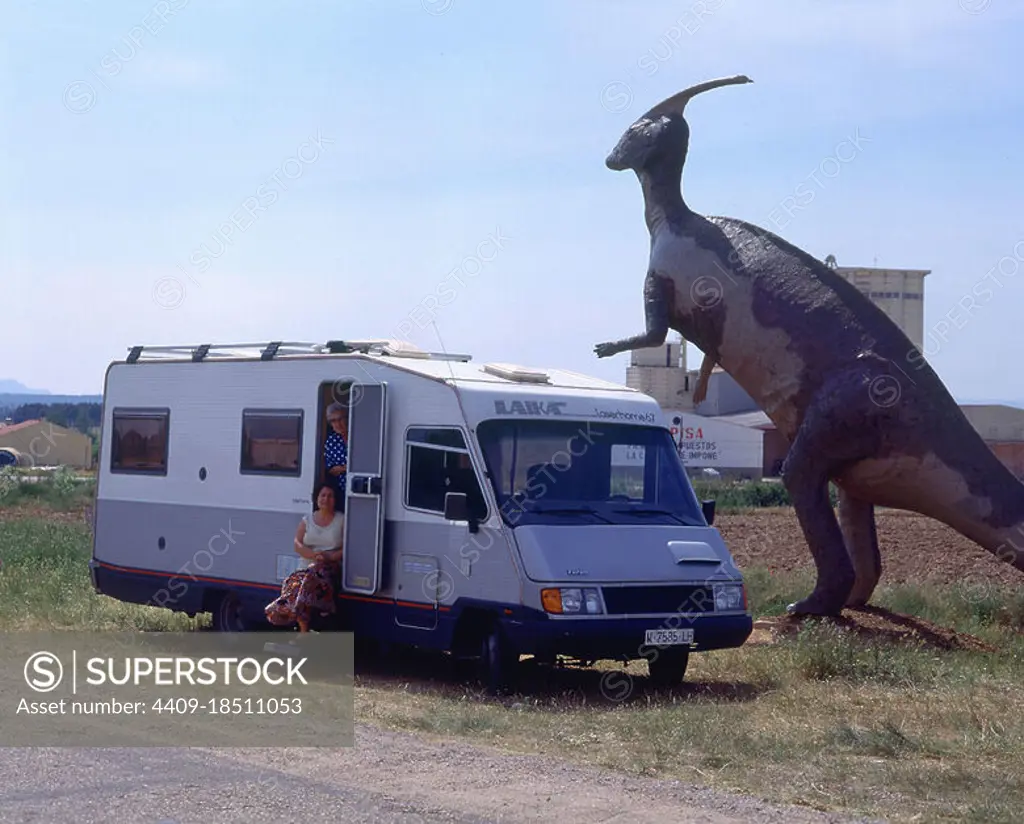 TURISTAS EN UNA CARAVANA VISITANDO RUTA DE LAS ICNITAS DINOSAURIO