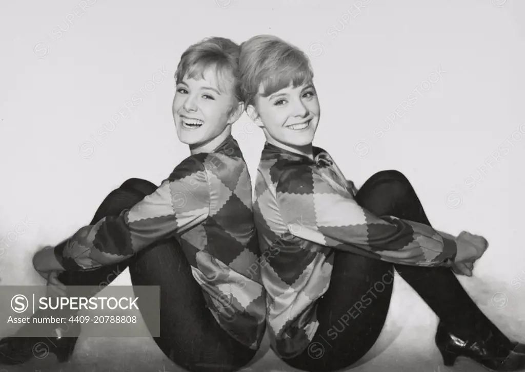 EMILIA BAYONA (MILI) and PILAR BAYONA (PILI) in COMO DOS GOTAS DE AGUA (1964).