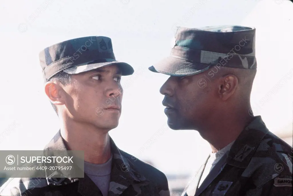 LOU DIAMOND PHILLIPS and DENZEL WASHINGTON in COURAGE UNDER FIRE (1996), directed by EDWARD ZWICK.