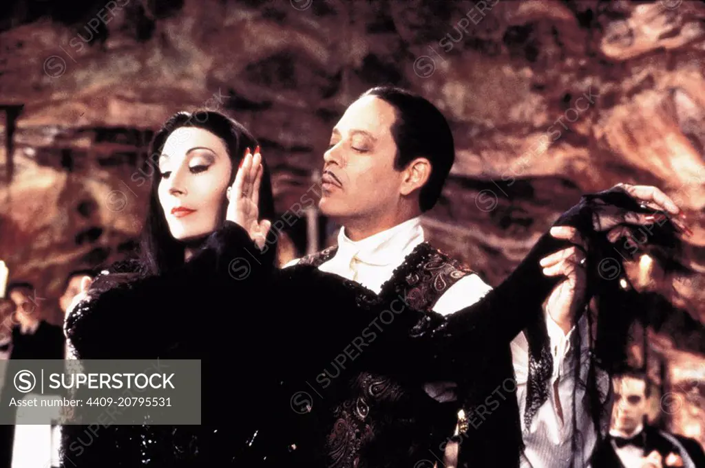 ANJELICA HUSTON and RAUL JULIA in ADDAMS FAMILY VALUES (1993), directed by BARRY SONNENFELD.