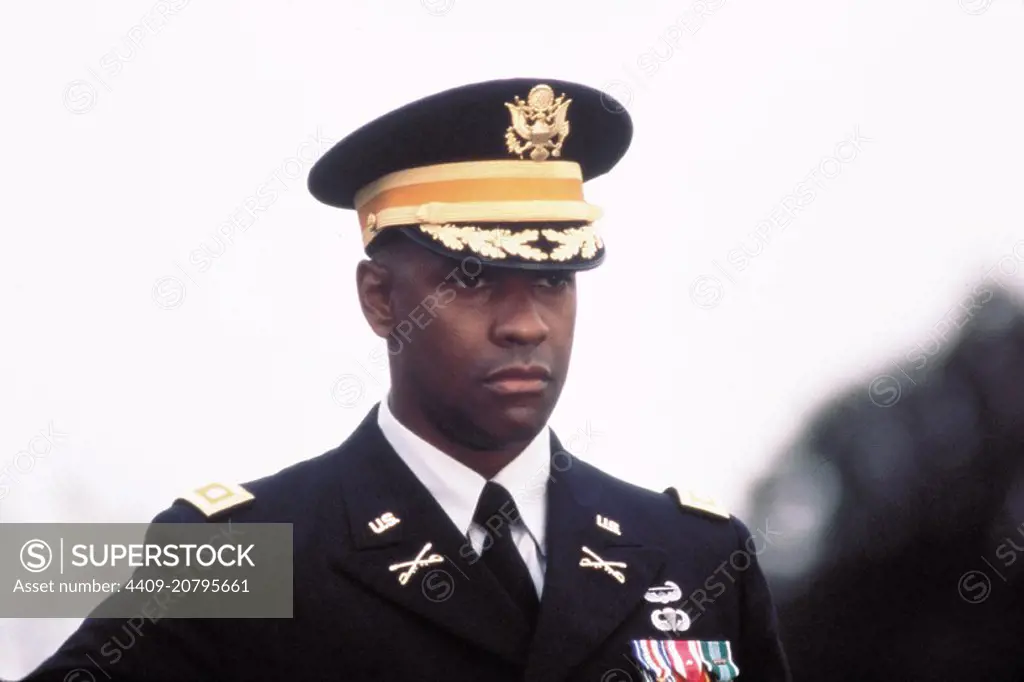 DENZEL WASHINGTON in COURAGE UNDER FIRE (1996), directed by EDWARD ZWICK.