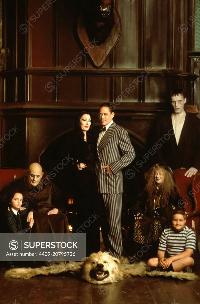 CHRISTOPHER LLOYD, CHRISTINA RICCI, ANJELICA HUSTON and RAUL JULIA in THE ADDAMS FAMILY (1991), directed by BARRY SONNENFELD.