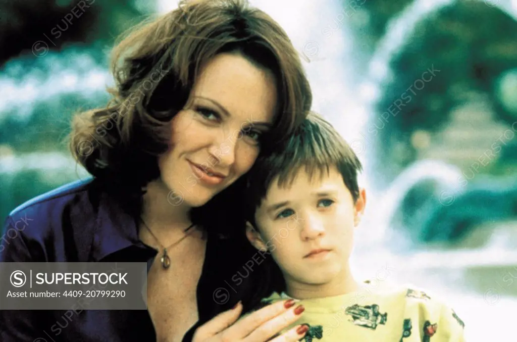 TONI COLLETTE and HALEY JOEL OSMENT in THE SIXTH SENSE (1999), directed by M. NIGHT SHYAMALAN.