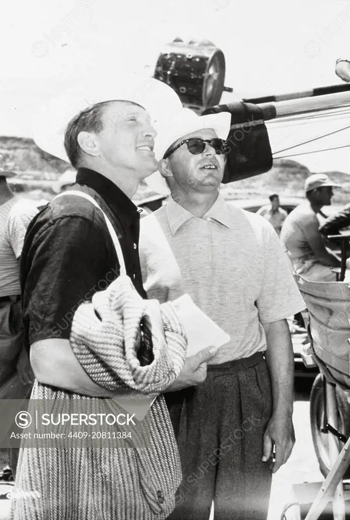 KIRK DOUGLAS and BILLY WILDER in ACE IN THE HOLE (1951), directed by BILLY WILDER.