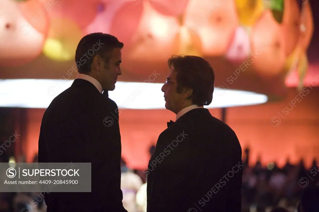 AL PACINO and GEORGE CLOONEY in OCEAN'S THIRTEEN (2007), directed by STEVEN SODERBERGH.