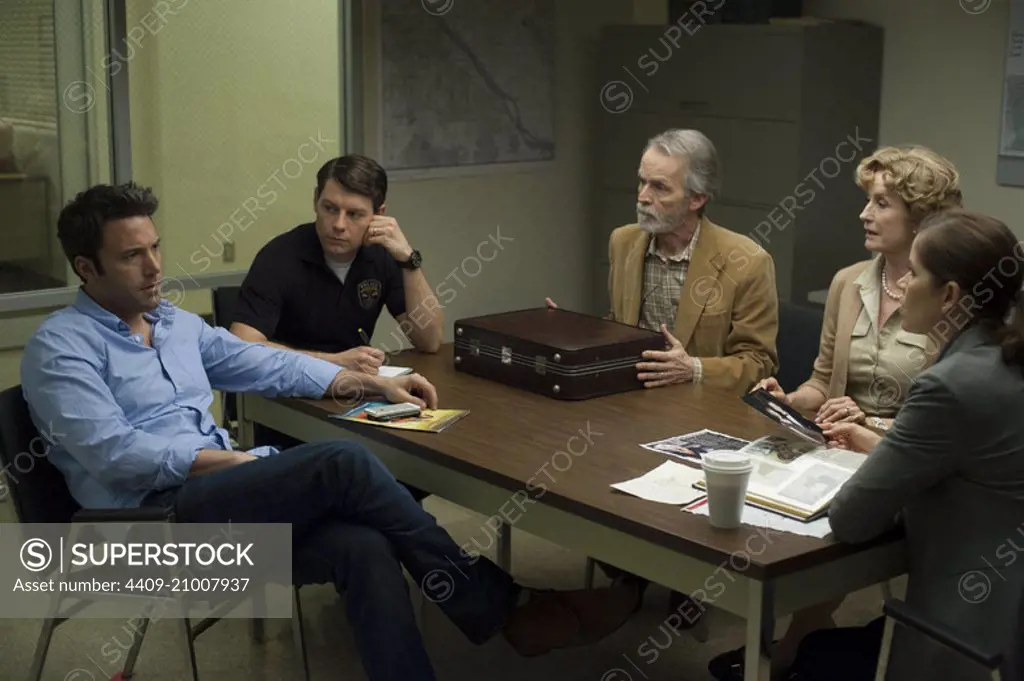 BEN AFFLECK, DAVID CLENNON, KIM DICKENS, PATRICK FUGIT and LISA BANES in GONE GIRL (2014), directed by DAVID FINCHER.