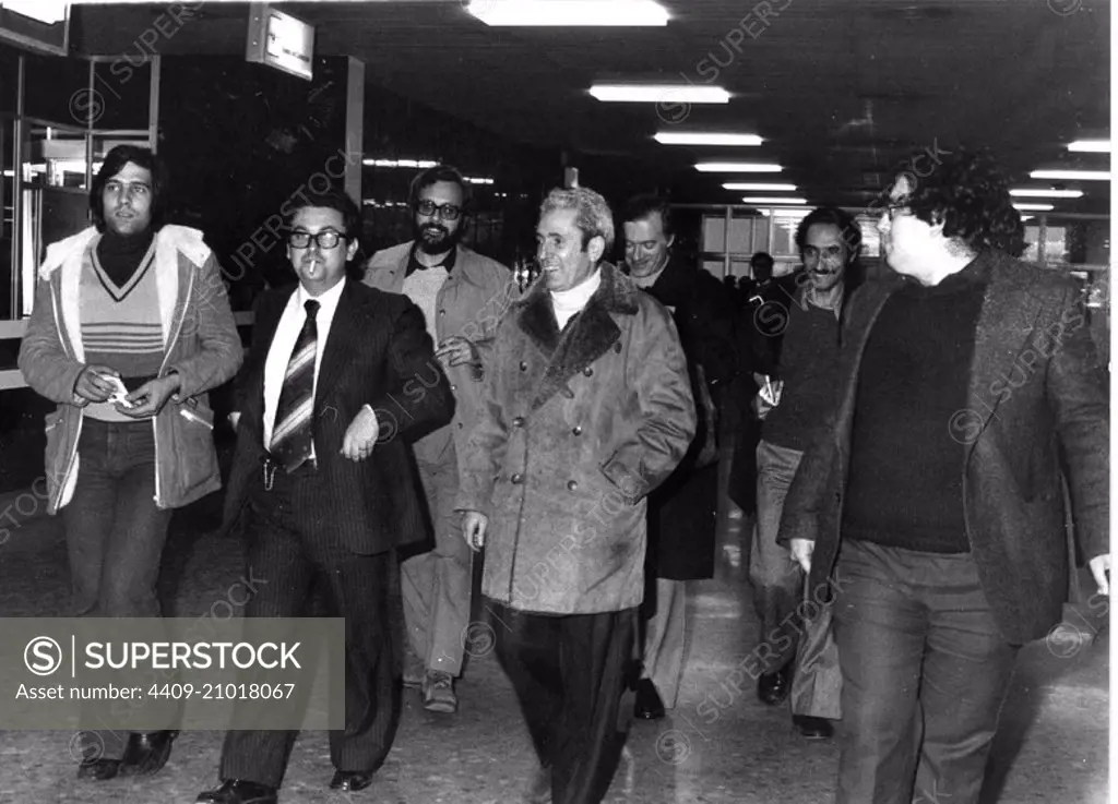 LLegada a Barcelona de Marcelino Camacho a la salida de la cárcel después de 25 años de prisión, le acompañan a su izquierda Lopez Bulla a la derecha Ignasi Riera, detrás Nicolás Sartorius, fotografia de llegada al aeropuerto de Barcelona 1975 1975.