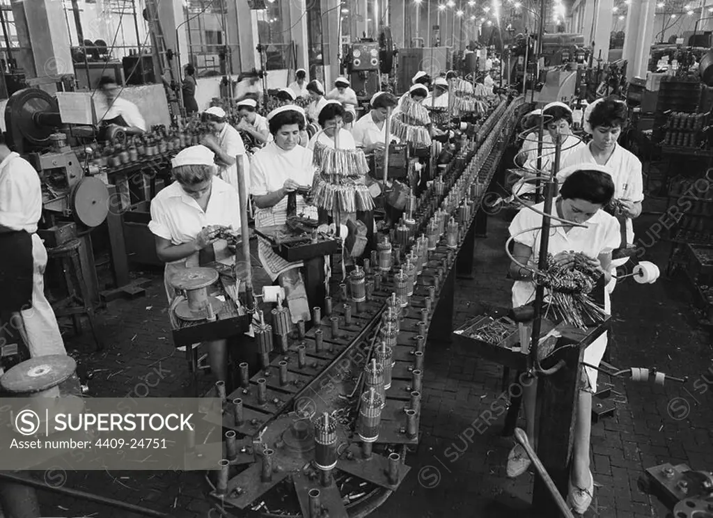 MUJERES TRABAJANDO EN UNA CADENA DE MONTAJE - FOTOGRAFIA EN BLANCO Y NEGRO - AÑOS 60. Location: FEMSA. TRETO.