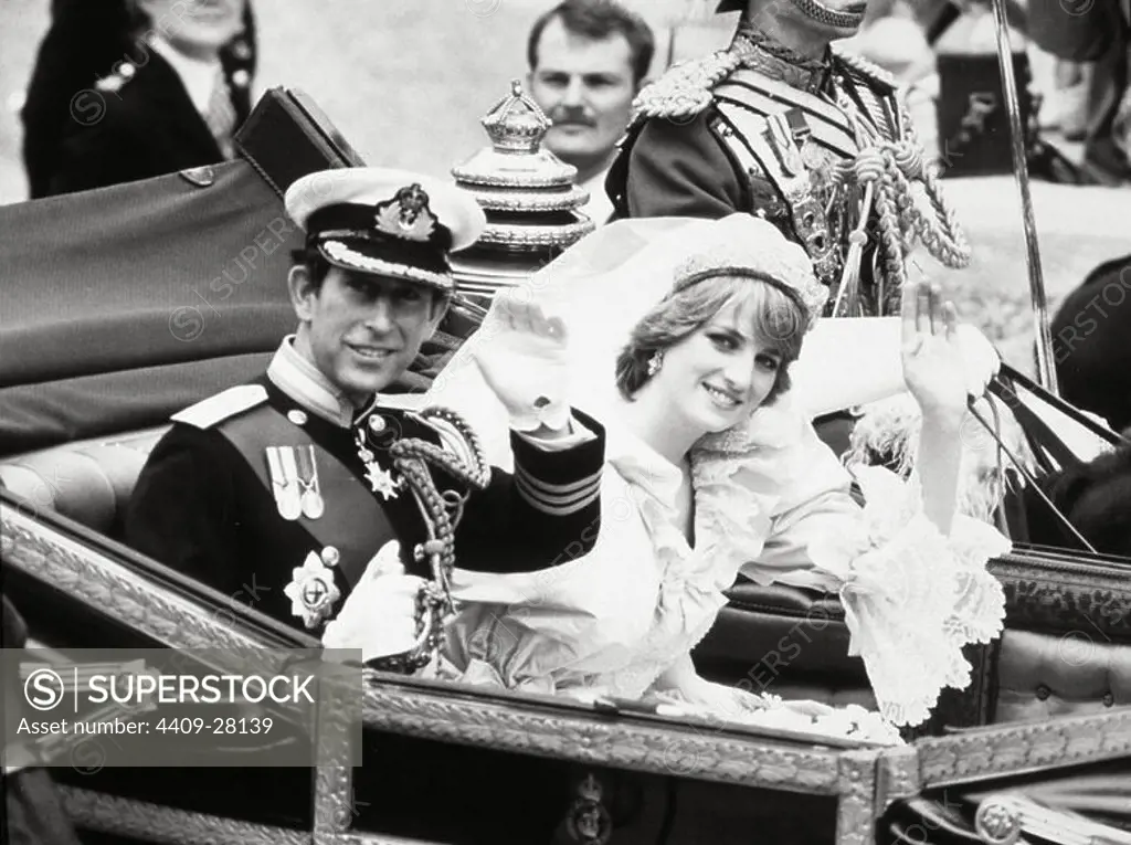 Prince Charles and Princess Diana after their wedding ceremony. 29 July 1981. charles III. DIANA VON ENGLAND.