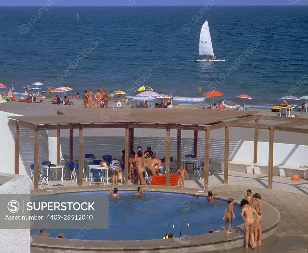 PLAYA NUDISTA-PISCINA. - SuperStock