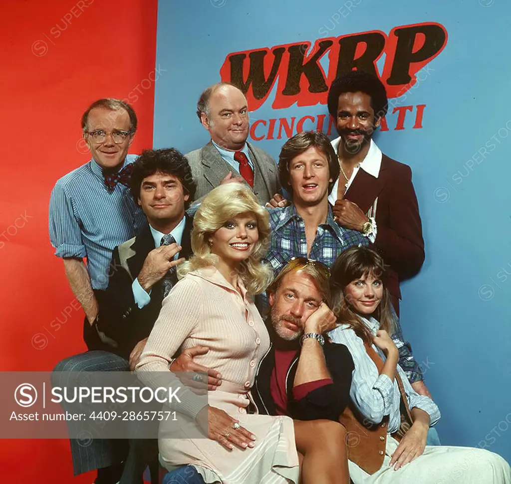 LONI ANDERSON, TIM REID, HOWARD HESSEMAN, GORDON JUMP, GARY SANDY, JAN  SMITHERS, RICHARD SANDERS and FRANK BONNER in WKRP IN CINCINNATI (1978),  directed by WILL MACKENZIE and ROD DANIEL. - SuperStock