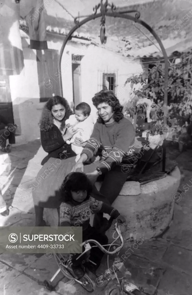 Camarón y La Chispa con sus hijos Gema y luis, en el patio donde José tenía el estudio de grabación. CAMARON DE LA ISLA. DOLORES MONTOYA 'LA CHISPA'.