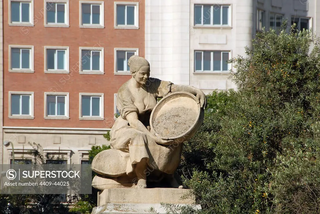 Aldonza Lorenzo (Dulcinea del Toboso), personaje de la novela "Don Quijote de la Mancha". Escultura que forma parte del monumento a Miguel de Cervantes situado en la Plaza de España. Madrid.