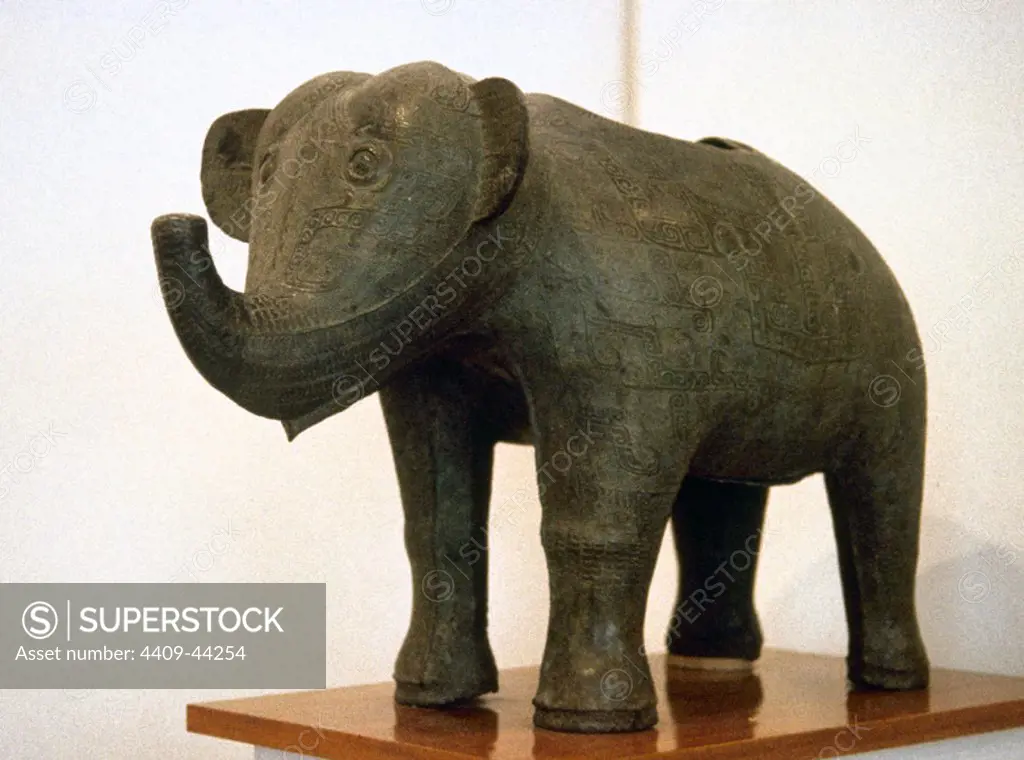 ARTE CHINO. S. XII A. C. VASO RITUAL ZUN EN FORMA DE ELEFANTE, realizado en bronce y fechado en el siglo XII a. C. Museo Guimet. París. Francia.