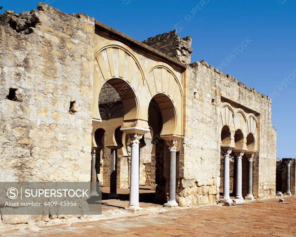 ARTE ISLAMICO. EPOCA OMEYA. ESPAÑA. MEDINA AZAHARA. Vista de la fachada de la CASA DE LOS VISIRES, destinada al uso burocrático, y que posee arcos de herradura. Antigua ciudad palatina del califa omeya Abd-er-Rahman III. En el año 936 se inició su construcción, concluyéndose las obras en el 960. Provincia de Córdoba. Andalucía.