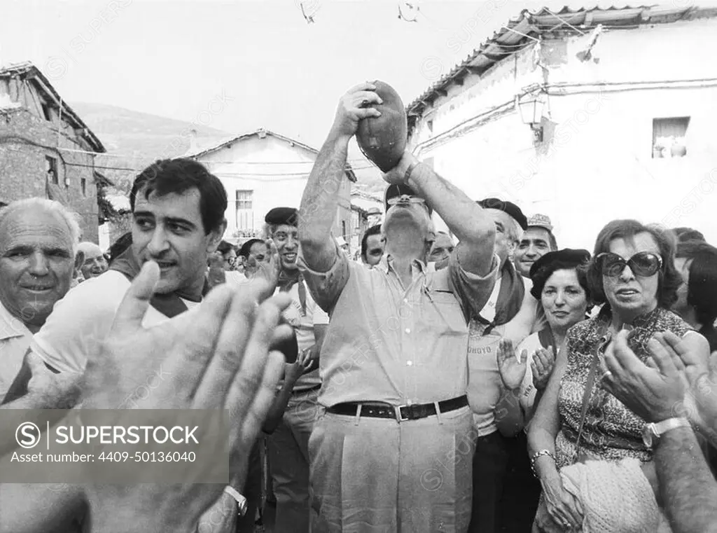 08/15/1982. Cela drinks from a wine bottle during the tribute paid to him in Bohoyo (Ávila).