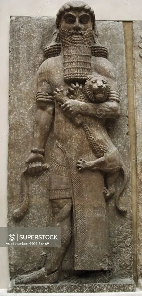 ARTE MESOPOTAMICO. ASIRIO. GILGAMESH. Relieve del palacio de Sargón II en Dur Sharrukin, antigua Asiria (Actual Khorsabad en Irak). 713-716 a. C. Representa a un héroe domador de leones, muy probablemente el héroe mítico y rey de Uruk, Gilgamesh. 713-706 a. C. (Siglo VIII a. C). Detalle. Museo del Louvre. París. Francia.